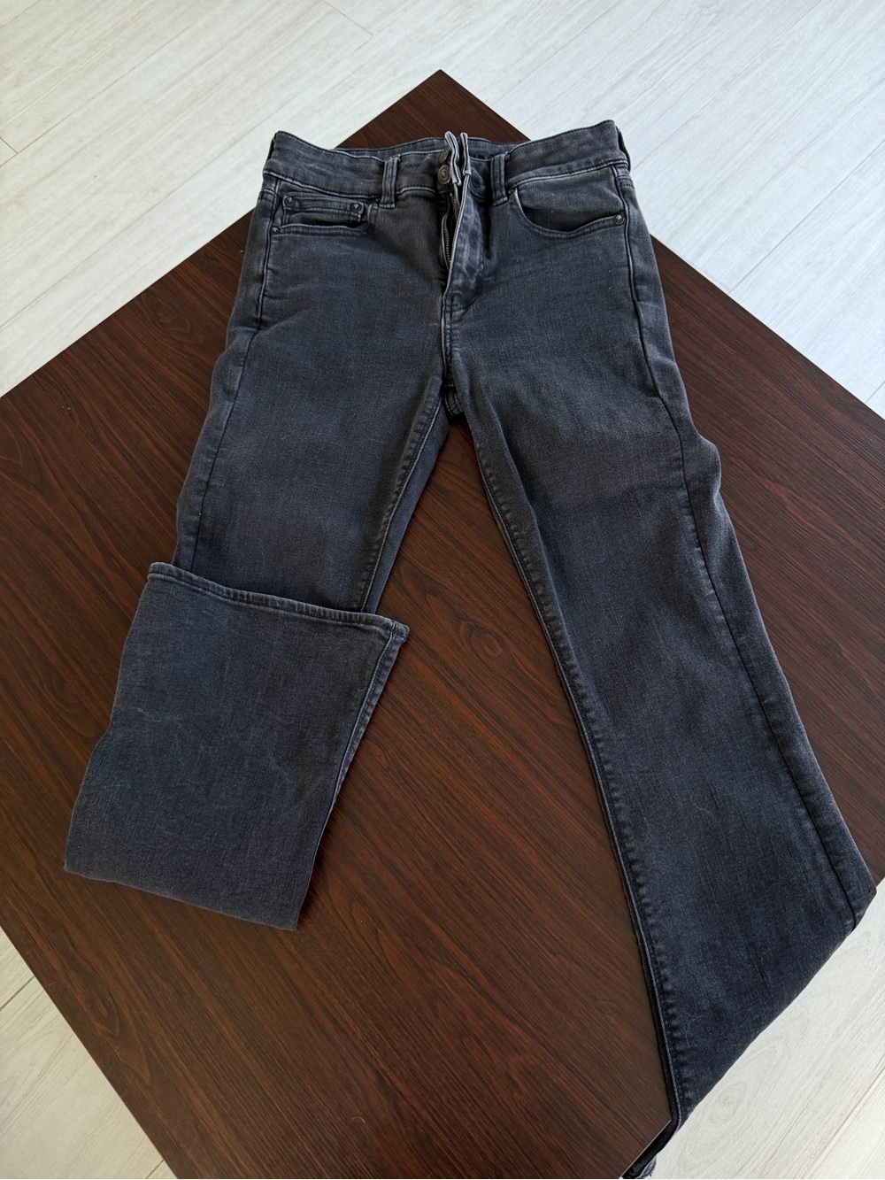 American Eagle Outfitters Women’s Black Fade Flare Jeans Size 4 Short